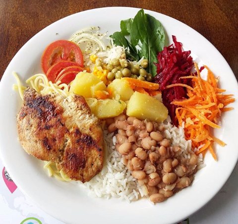 Foto de prato com arroz, feijão, frango grelhado, cenoura, beterraba, tomate e batata